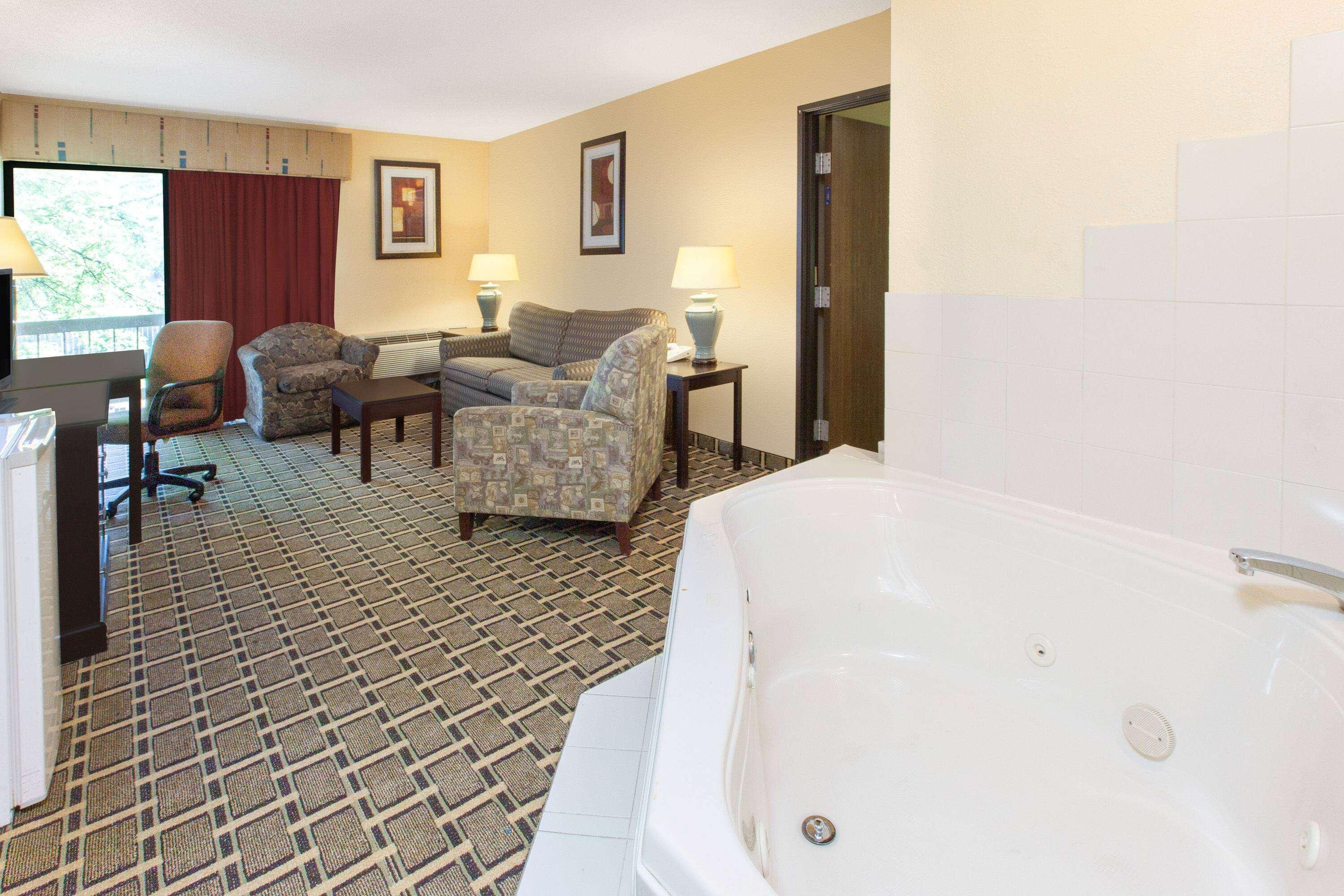 Days Inn & Suites By Wyndham Madison Heights Mi Extérieur photo