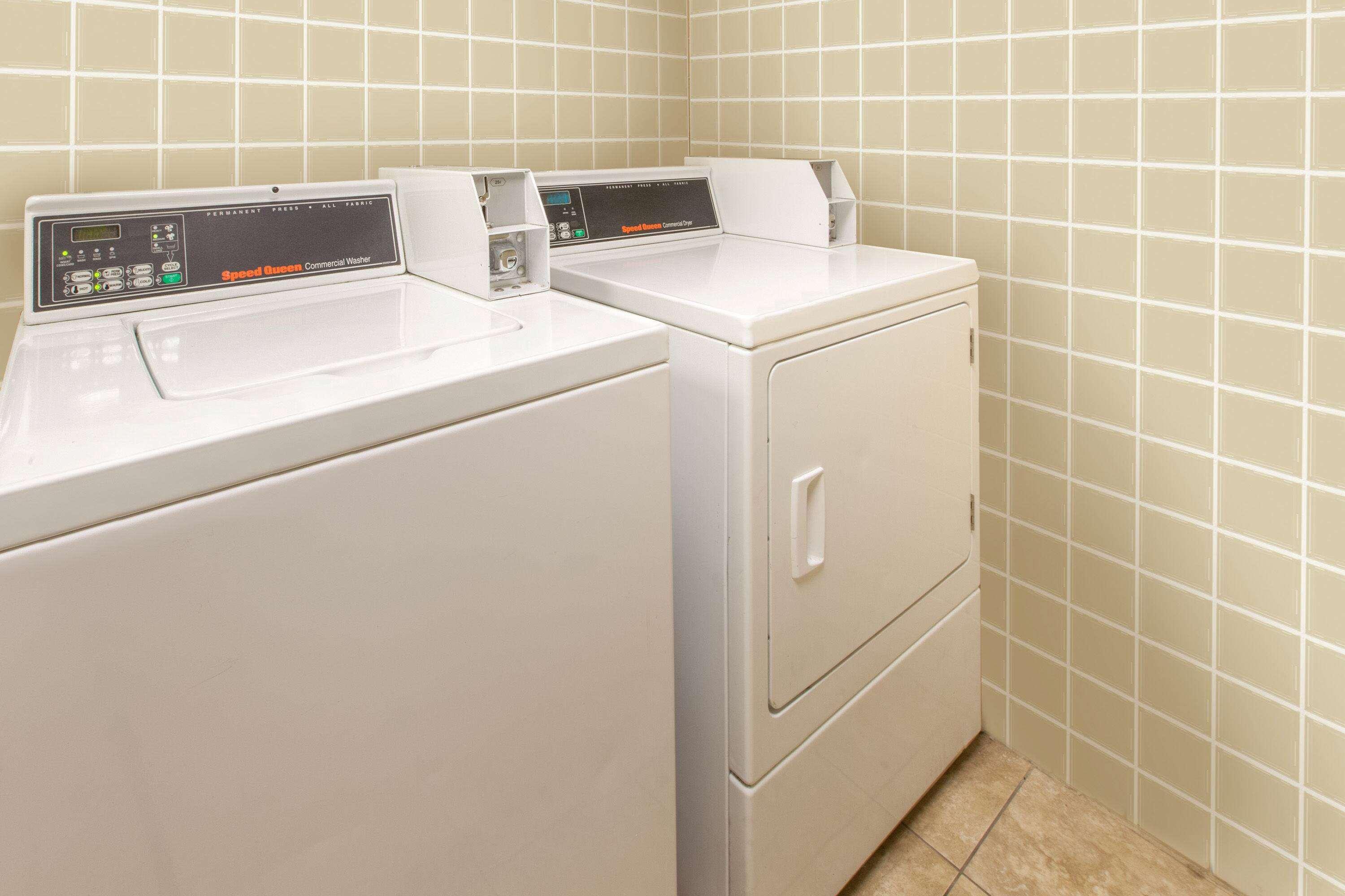 Days Inn & Suites By Wyndham Madison Heights Mi Extérieur photo