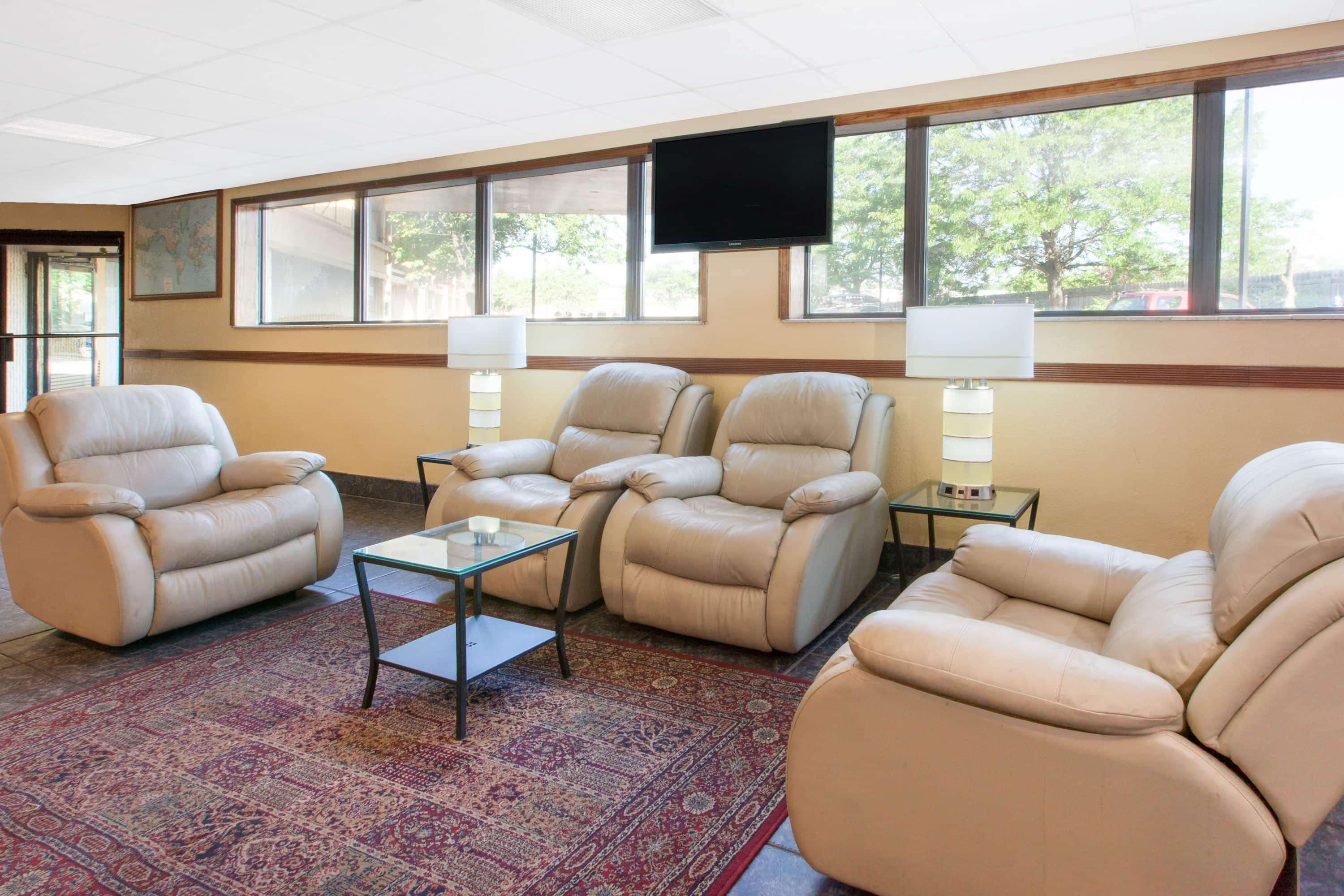 Days Inn & Suites By Wyndham Madison Heights Mi Extérieur photo