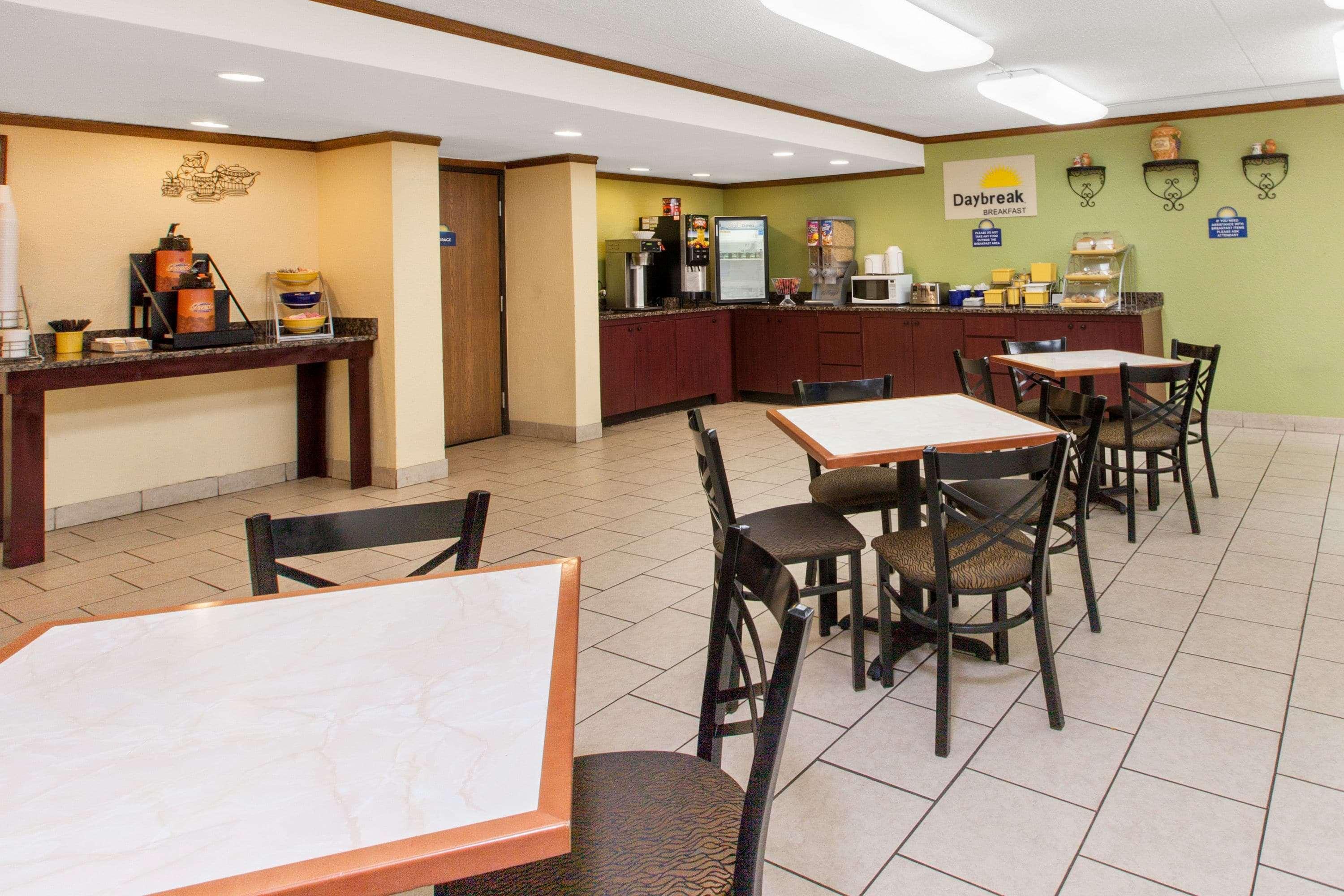 Days Inn & Suites By Wyndham Madison Heights Mi Extérieur photo