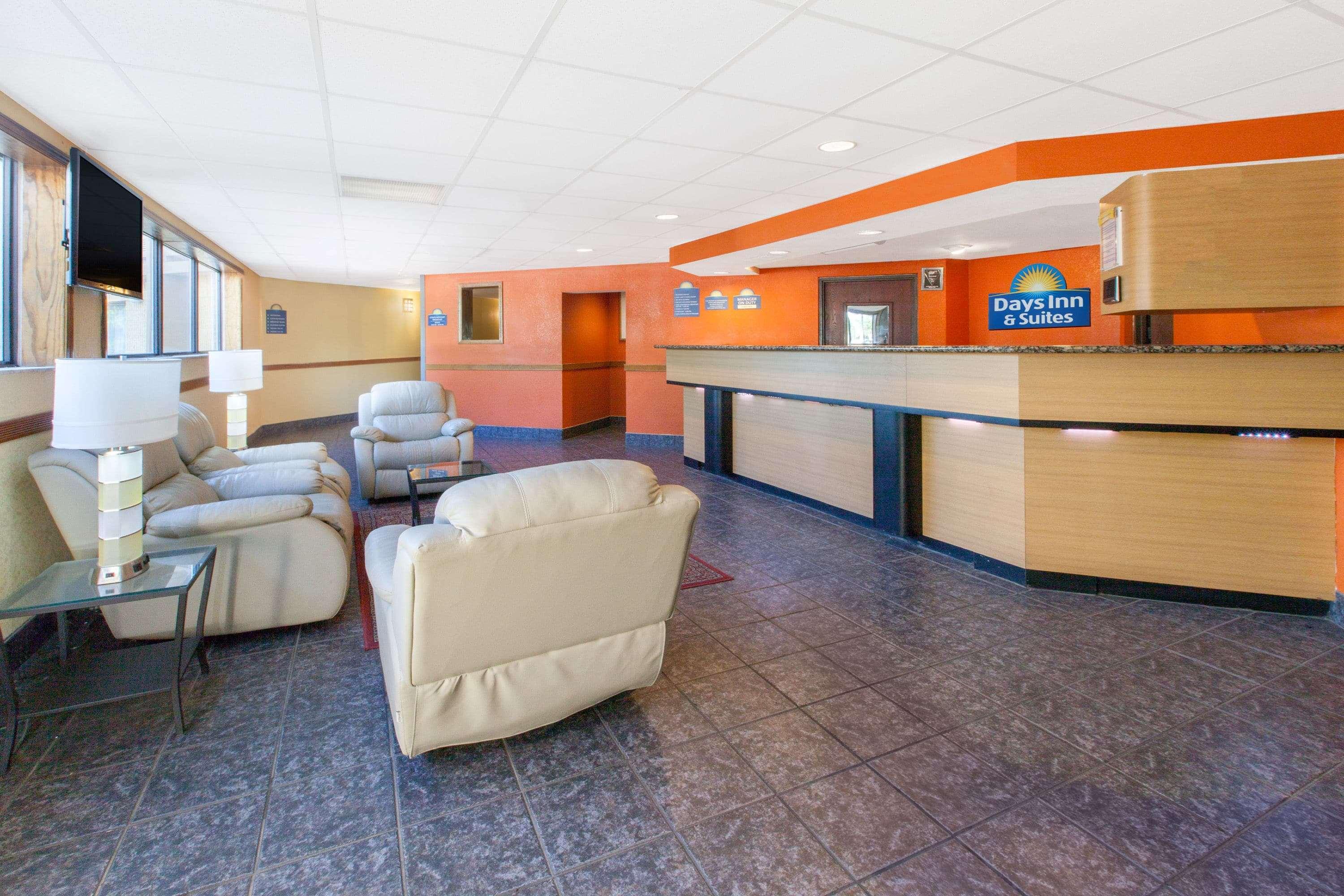 Days Inn & Suites By Wyndham Madison Heights Mi Extérieur photo