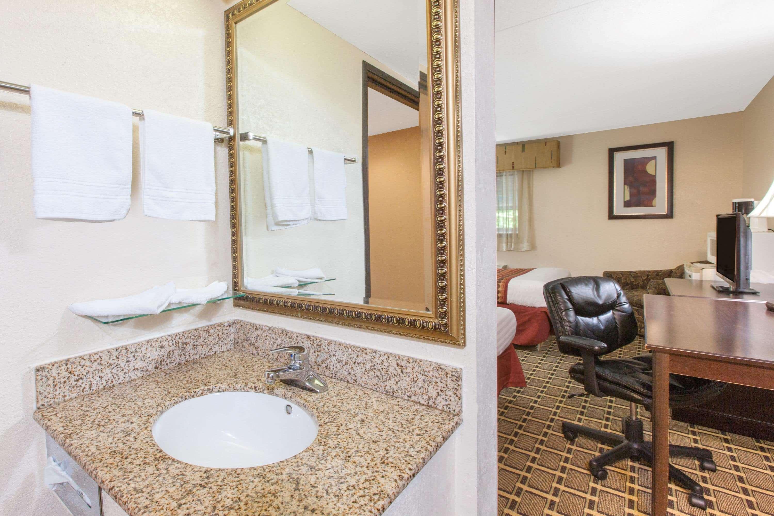 Days Inn & Suites By Wyndham Madison Heights Mi Extérieur photo