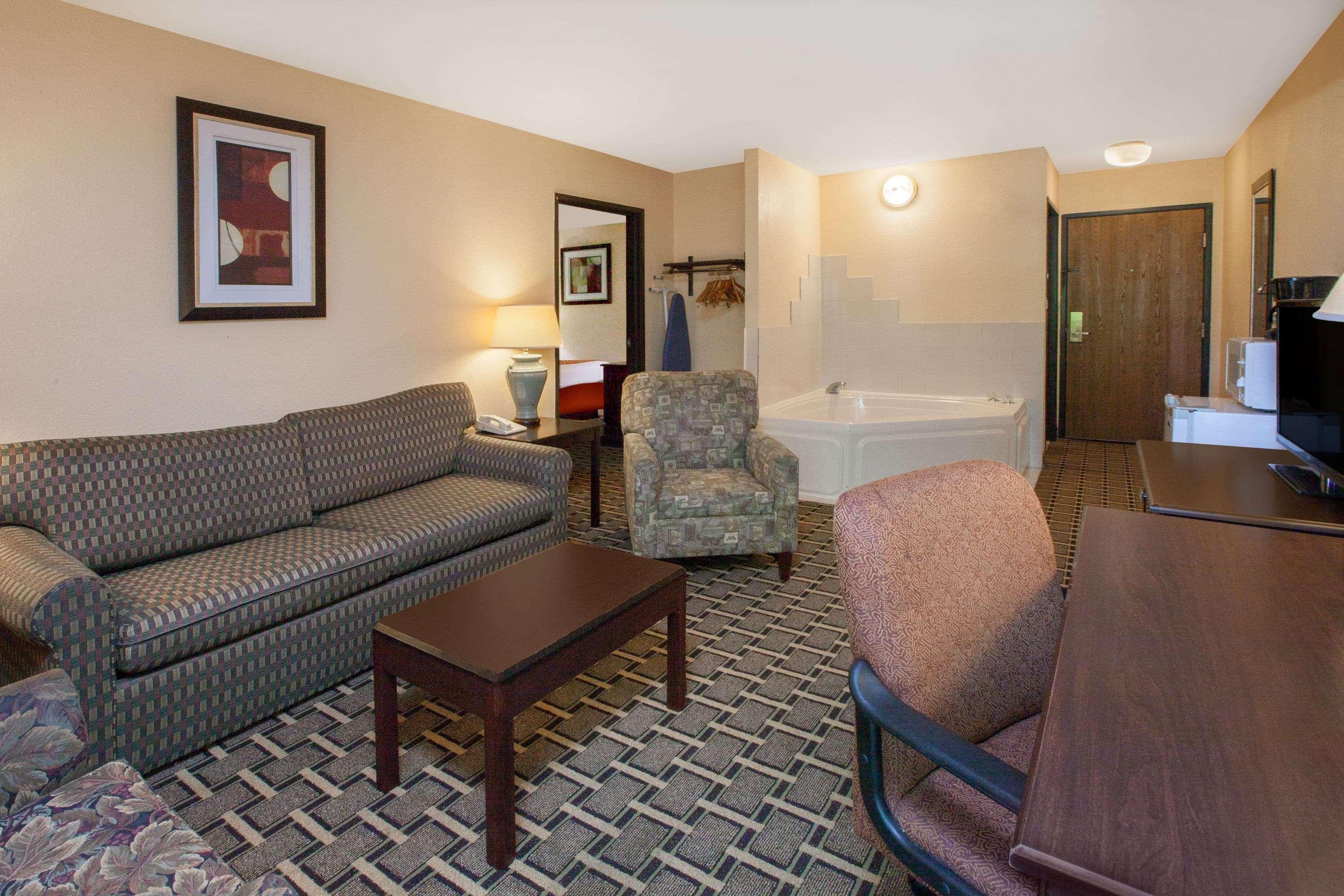 Days Inn & Suites By Wyndham Madison Heights Mi Extérieur photo