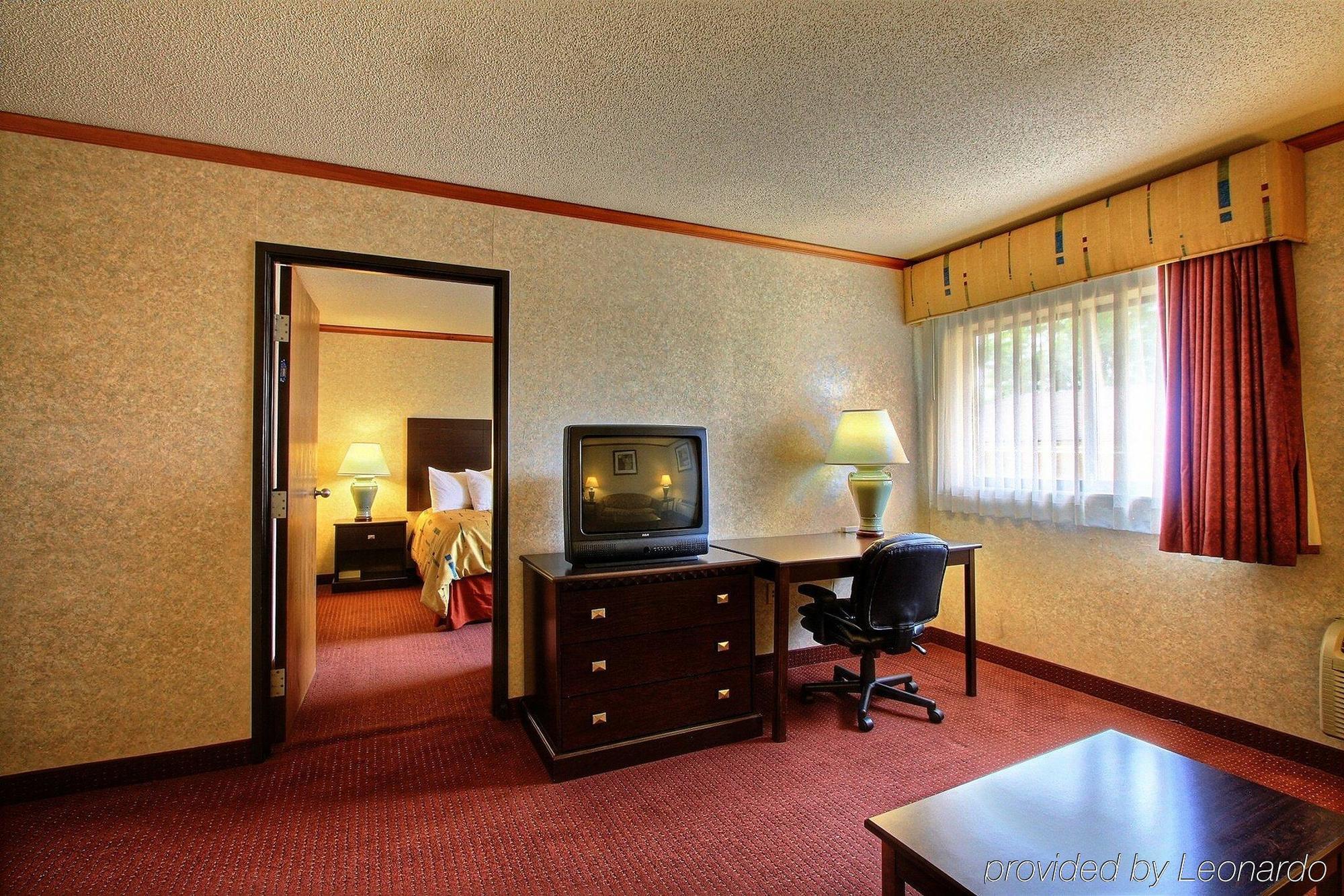 Days Inn & Suites By Wyndham Madison Heights Mi Chambre photo