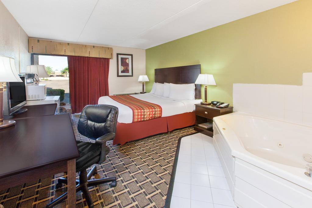 Days Inn & Suites By Wyndham Madison Heights Mi Extérieur photo