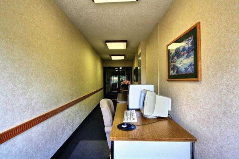 Days Inn & Suites By Wyndham Madison Heights Mi Extérieur photo