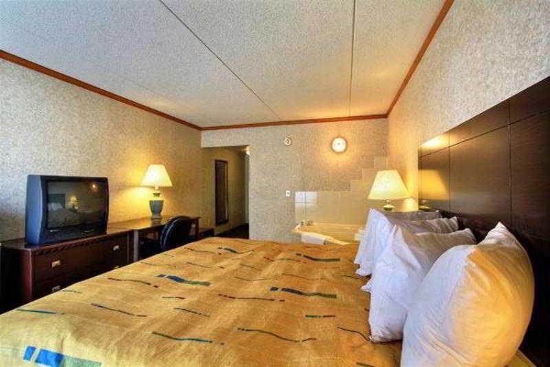 Days Inn & Suites By Wyndham Madison Heights Mi Extérieur photo