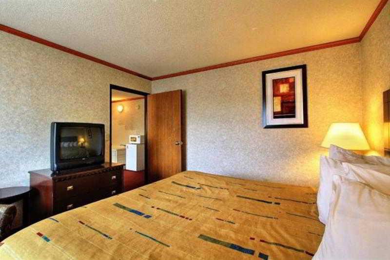 Days Inn & Suites By Wyndham Madison Heights Mi Extérieur photo