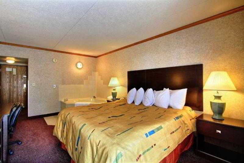 Days Inn & Suites By Wyndham Madison Heights Mi Extérieur photo
