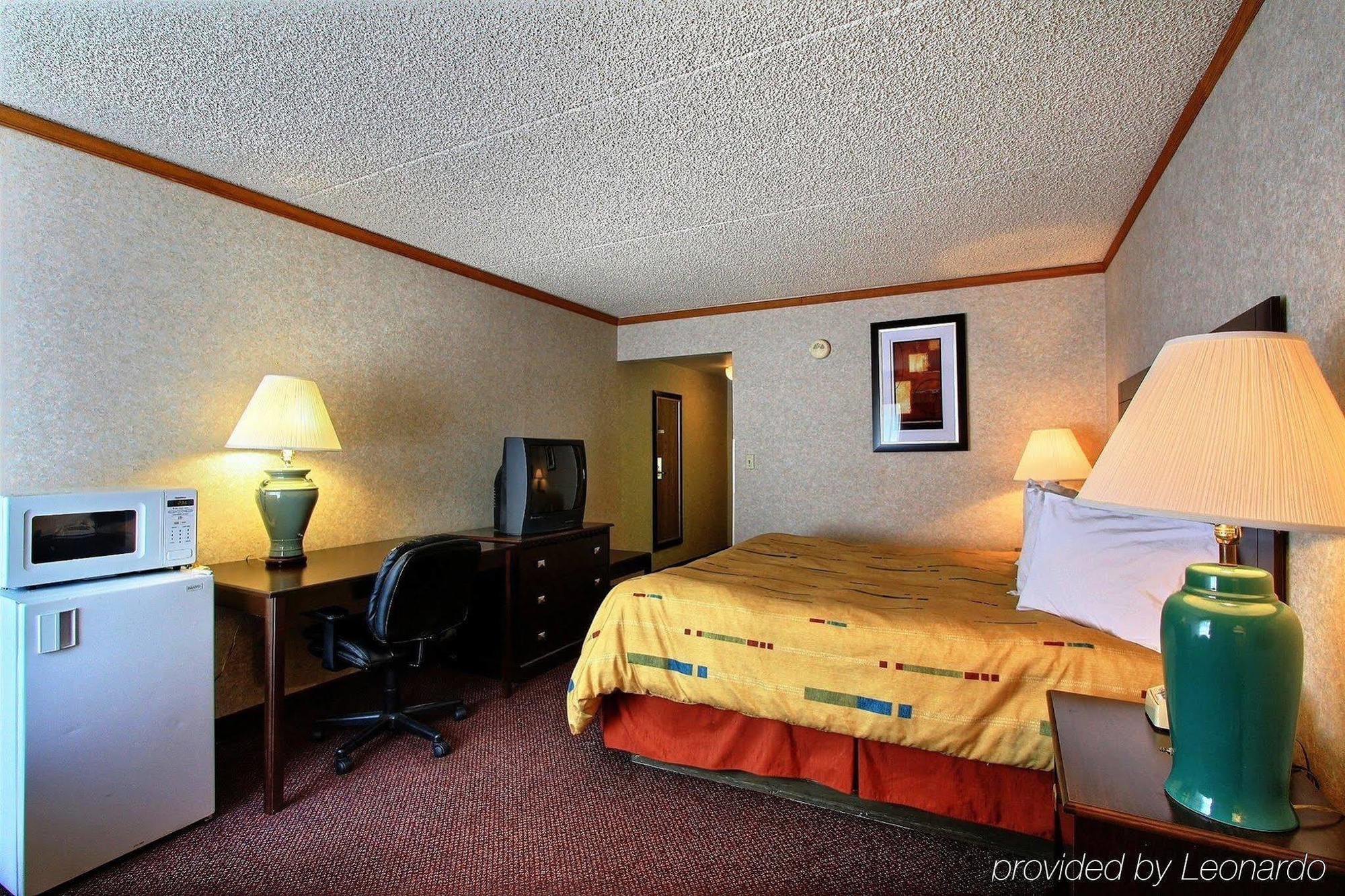 Days Inn & Suites By Wyndham Madison Heights Mi Extérieur photo