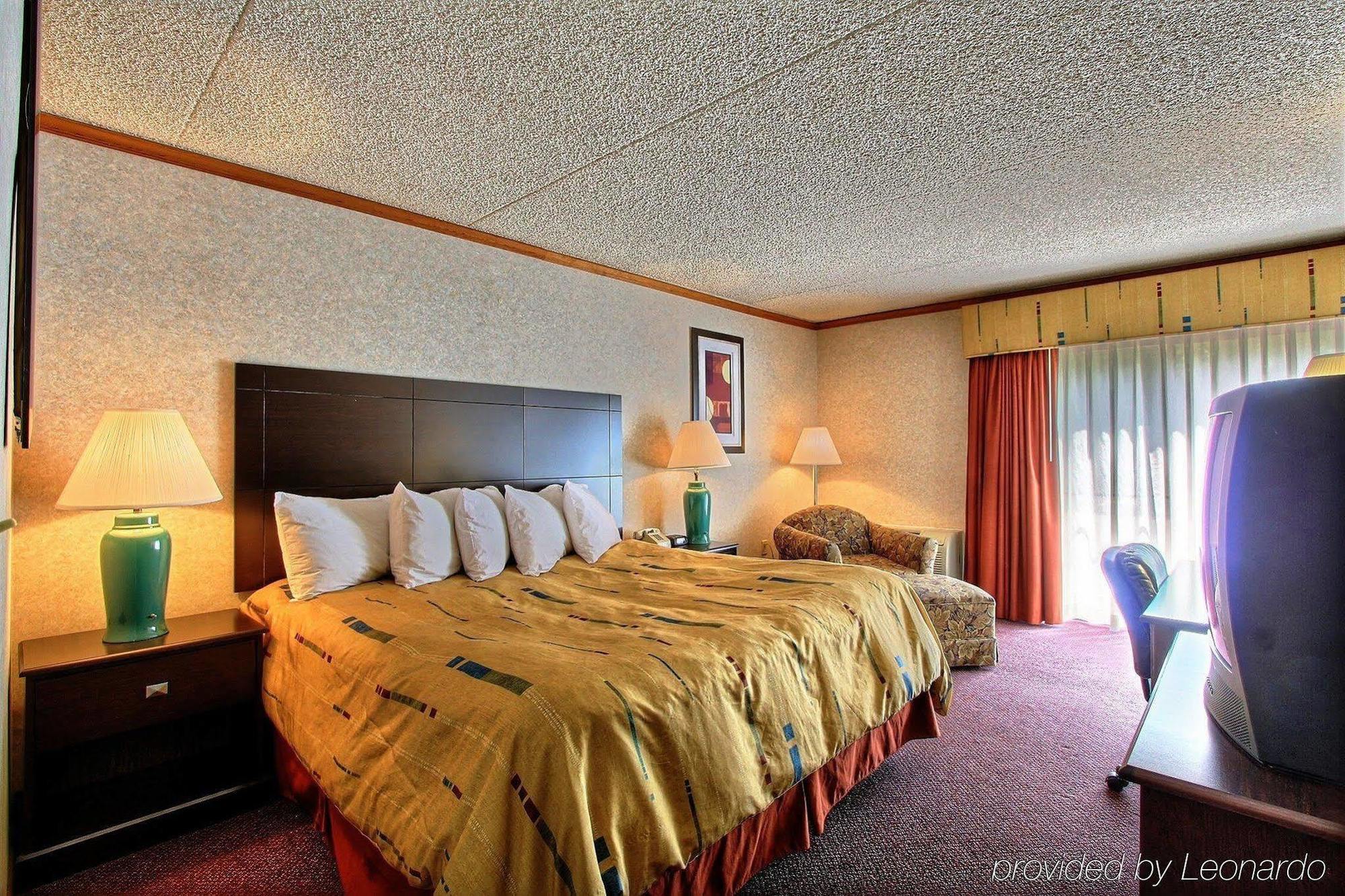 Days Inn & Suites By Wyndham Madison Heights Mi Extérieur photo
