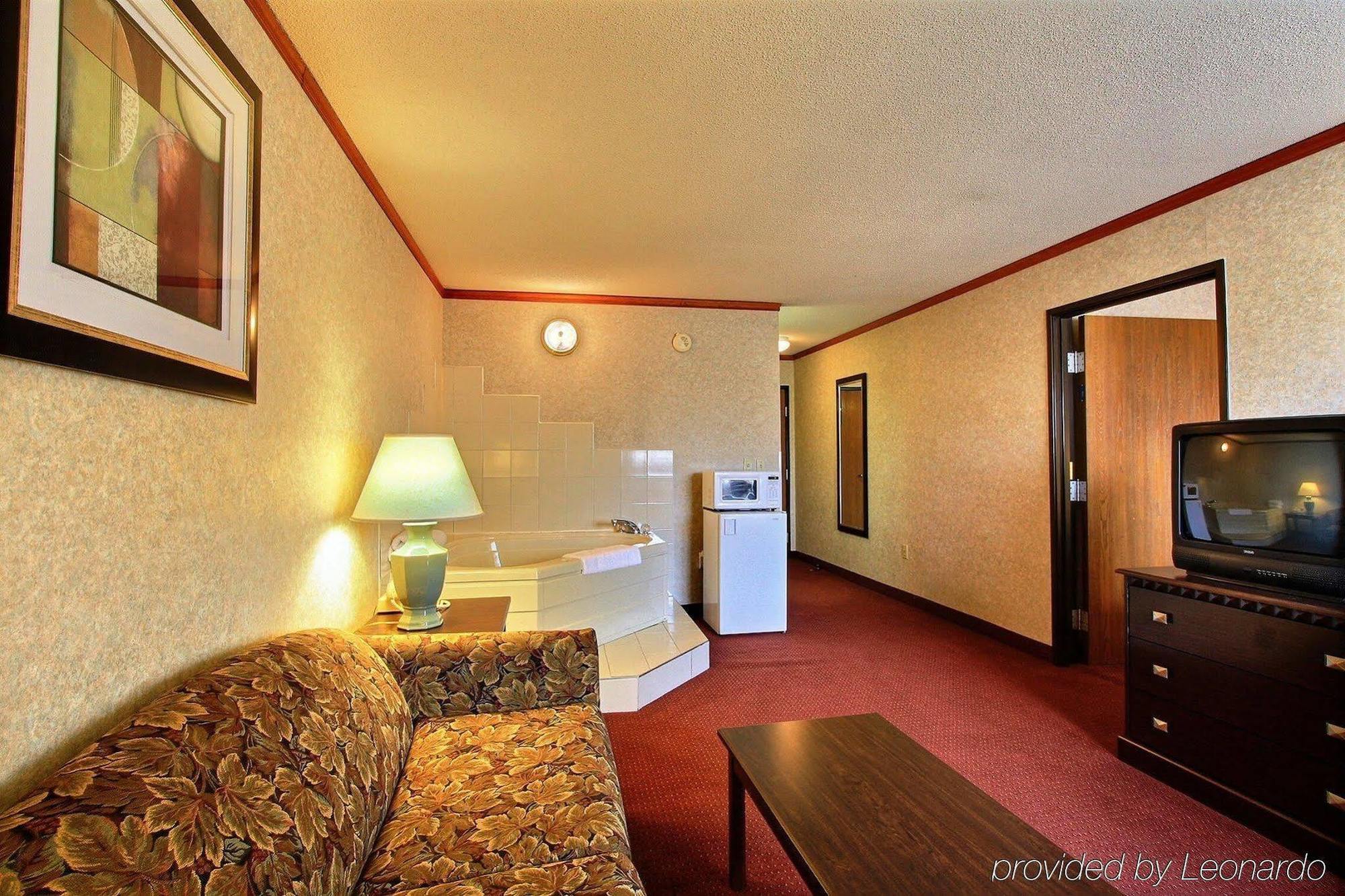 Days Inn & Suites By Wyndham Madison Heights Mi Extérieur photo
