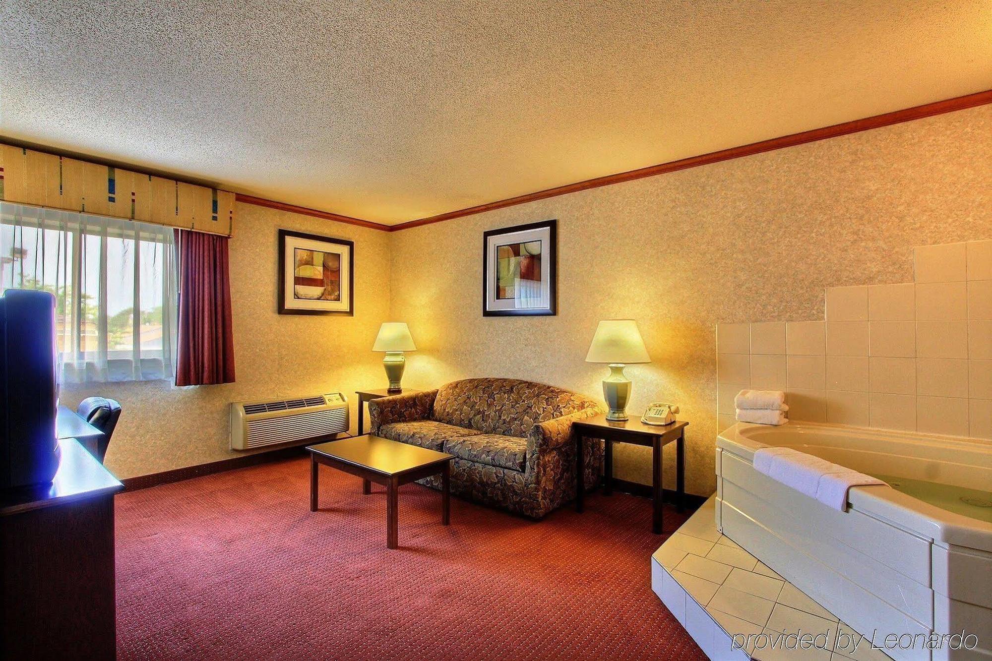 Days Inn & Suites By Wyndham Madison Heights Mi Extérieur photo