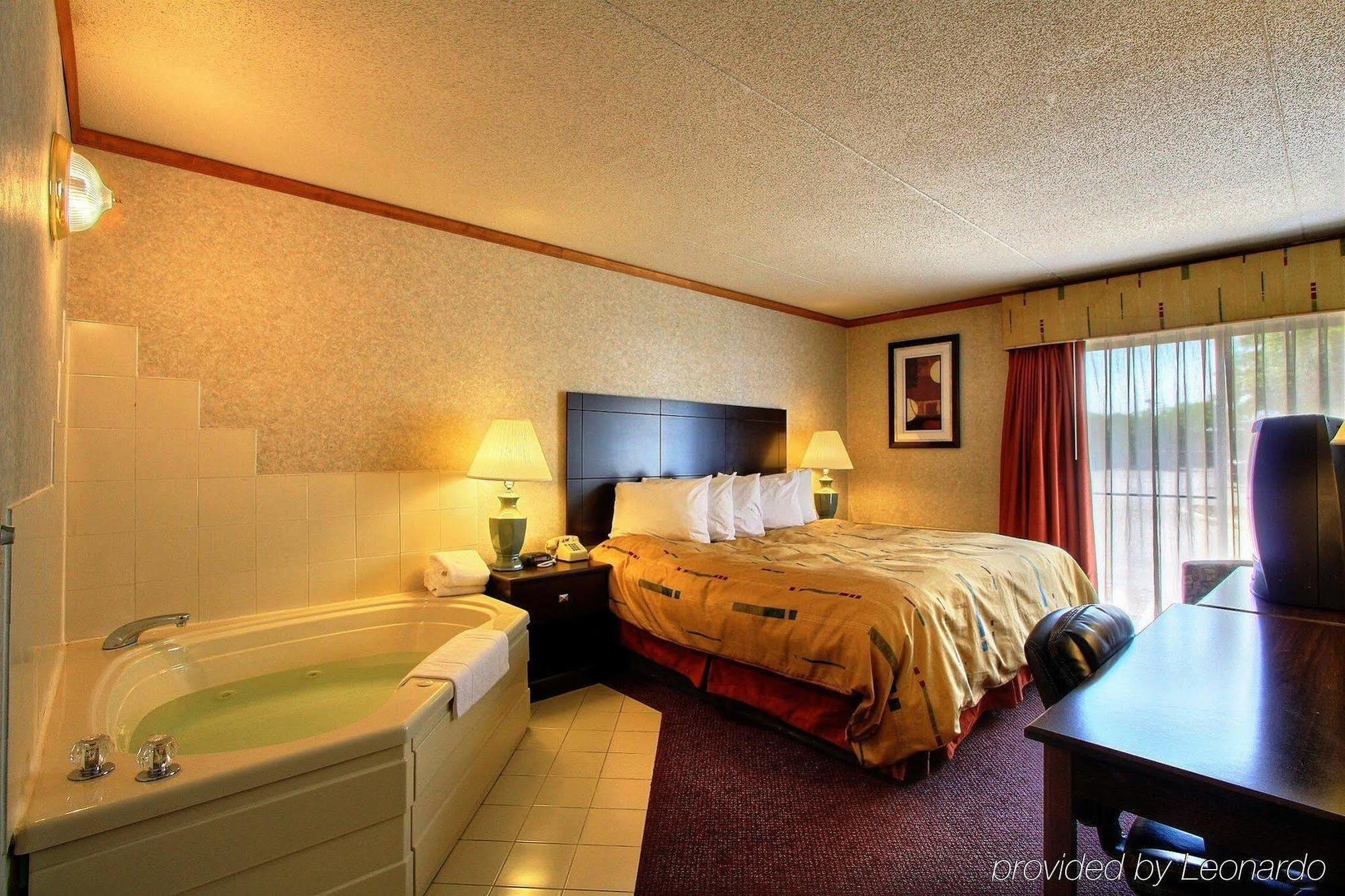Days Inn & Suites By Wyndham Madison Heights Mi Extérieur photo