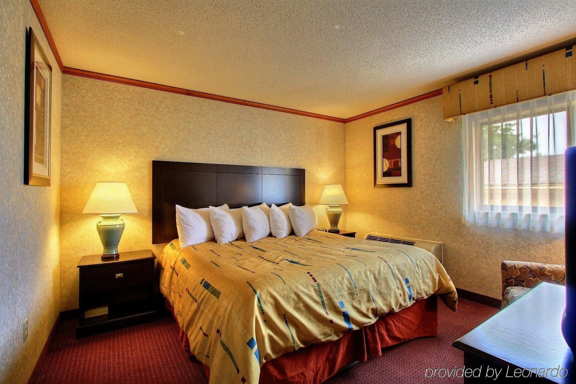 Days Inn & Suites By Wyndham Madison Heights Mi Chambre photo